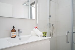 Hair dryer, shampoo - Achziv Beach Living Vacation Apartment (Nahariya)