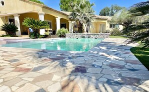 Alberca al aire libre y alberca climatizada