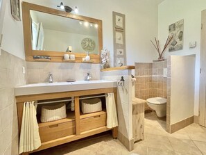 Tina con regadera, secadora de cabello, toallas 