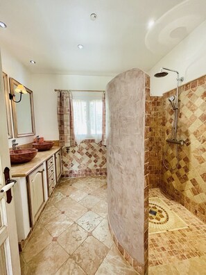 Combined shower/bathtub, hair dryer, towels - Enchanting villa with amazing views, swimming pool, in perfect privacy (Le Plan-de-la-Tour)