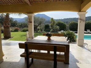 Outdoor dining - Enchanting villa with amazing views, swimming pool, in perfect privacy (Le Plan-de-la-Tour)