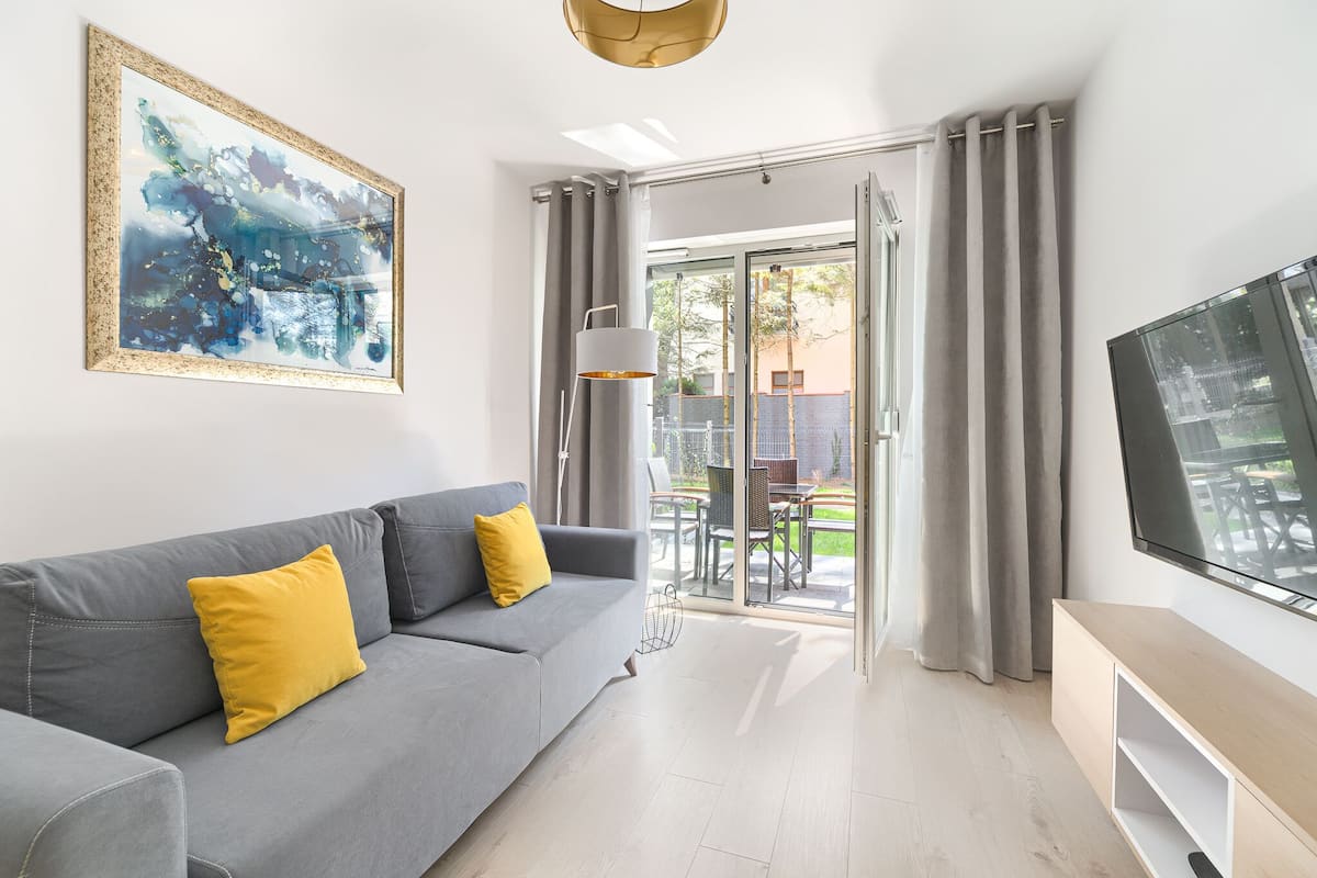 Appartement, 1 slaapkamer (2) | Woonruimte | Een 50-inch ledtelevisie met kabelzenders en een televisie