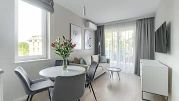 Apartment, 1 Schlafzimmer (29) | Wohnbereich | 50-Zoll-LED-Fernseher mit Kabelempfang, Fernseher