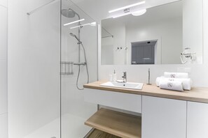 Regadera, amenidades de baño gratuitas, toallas, papel de baño 