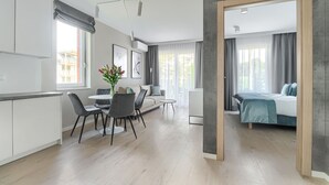 อพาร์ทเมนท์, 1 ห้องนอน (29) | บริเวณนั่งเล่น | ทีวีจอแอลอีดี 50 นิ้ว พร้อมช่องเคเบิล, ทีวี