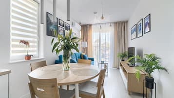 Departamento, 1 habitación (50) | Área de sala de estar | Televisión LED de 50 pulgadas con canales por cable y televisión