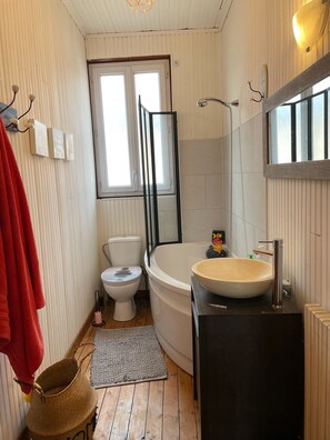 Badewanne, Haartrockner, Handtücher, Toilettenpapier