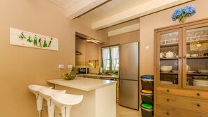 Cafeteira/chaleira, geladeira, micro-ondas, fogão