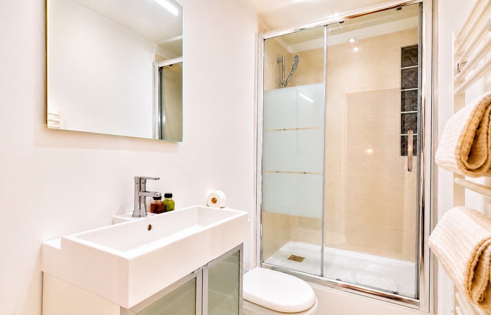 Douche, articles de toilette écologiques, sèche-cheveux