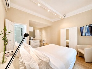 Tabla de planchar con plancha, wifi y ropa de cama 