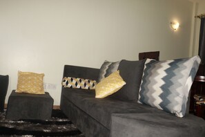 Smart TV, offices - Modern Home w/ Elevator & Backup generator-DSTV+WIFI (Ruiru)
