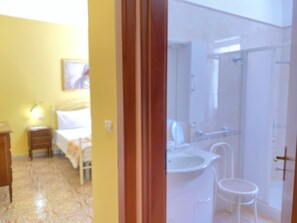 Regadera, bidet, papel de baño