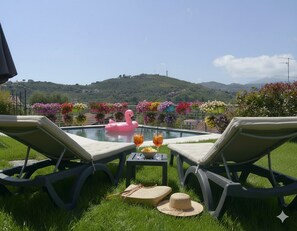 季节性开放的室外游泳池