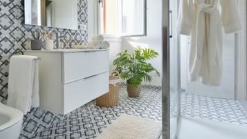Apartemen, 2 kamar tidur | Kamar mandi | Shower dan kloset