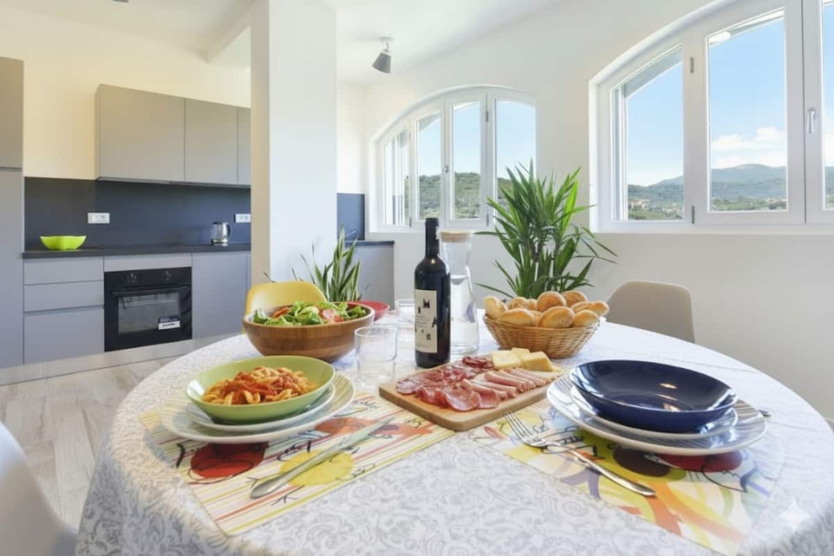 Huoneisto, 2 makuuhuonetta, puutarha-alue | Oleskelualue | Taulutelevisio