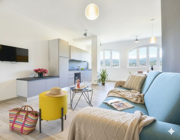 Huoneisto, 2 makuuhuonetta, puutarha-alue | Oleskelualue | Taulutelevisio