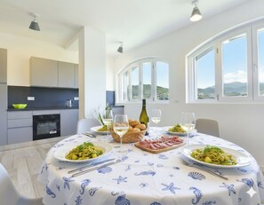 Huoneisto, 2 makuuhuonetta, puutarha-alue | Oleskelualue | Taulutelevisio