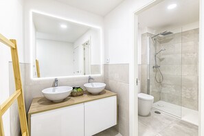 Bathtub, hair dryer, towels