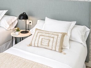 2 bedrooms, iron/ironing board, internet