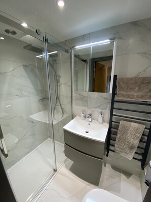 Shower, jetted bath, hair dryer, towels - Stable Cottage (Moffat)