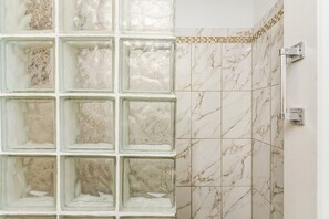 Bathtub, towels