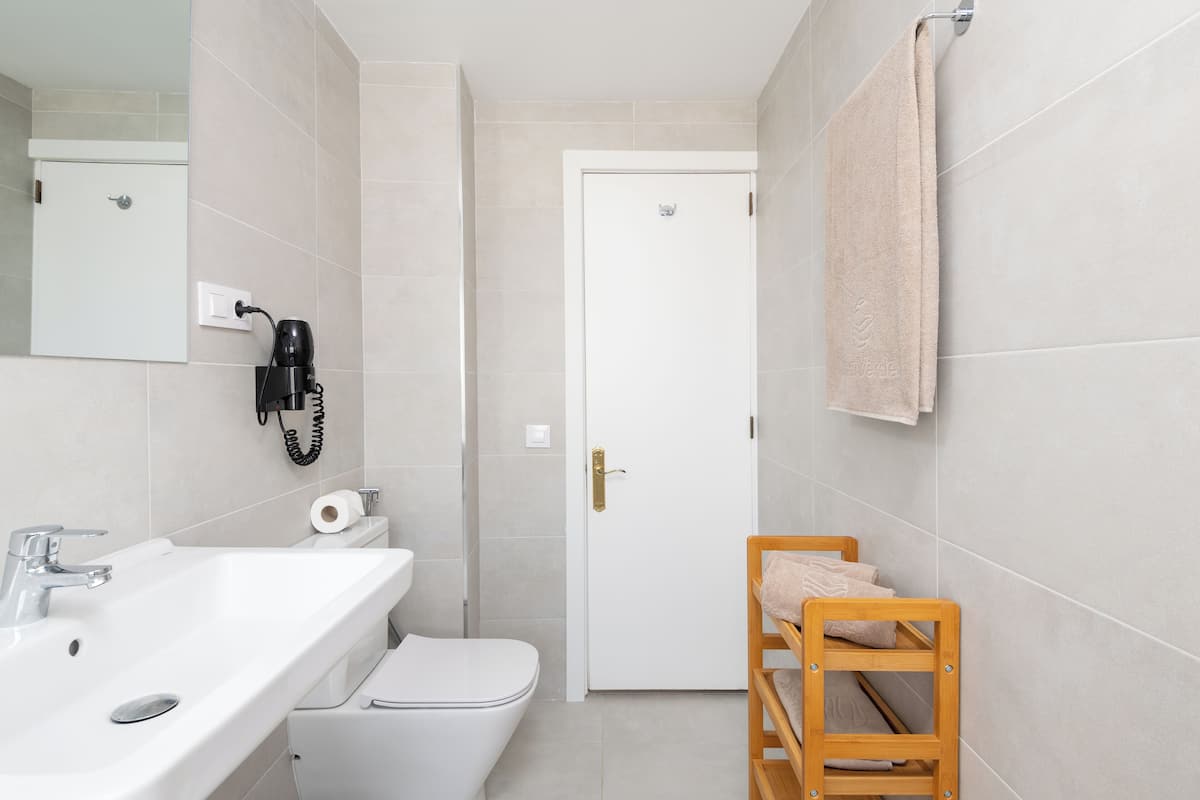 Shower, rainfall showerhead, hair dryer, towels