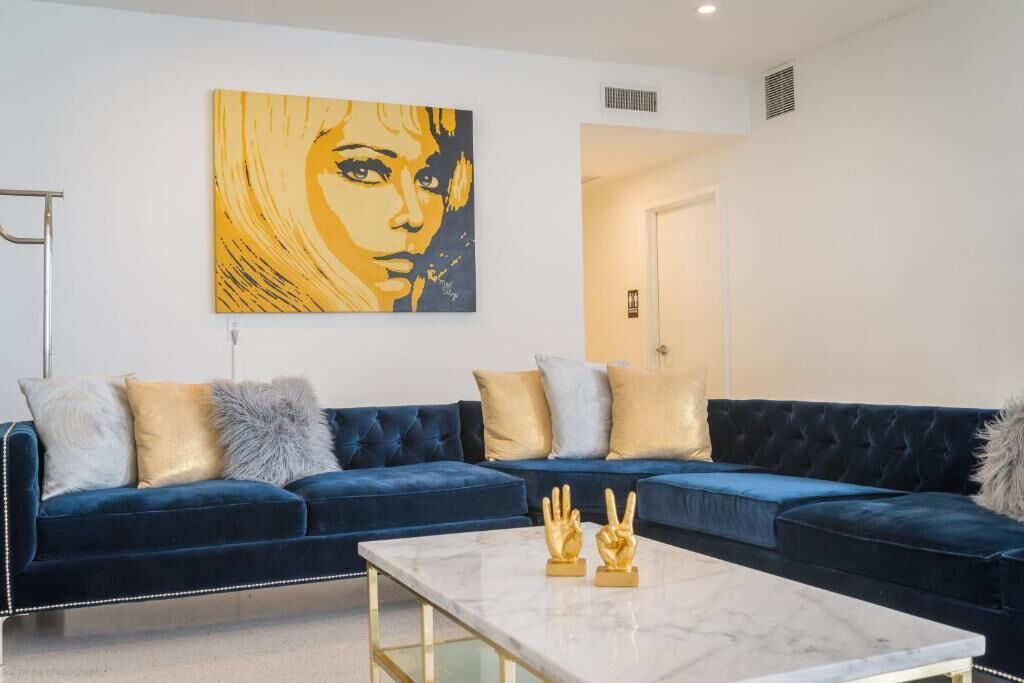 Miami Beach Like it Should Be! Walking Distance to Lincoln Road & Ocean Drive!