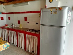 Frigorifero, microonde, forno, piano cottura