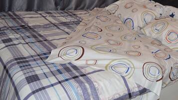 1 habitación, tabla de planchar con plancha, wifi gratis y ropa de cama