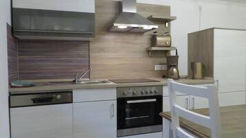 Réfrigérateur, micro-ondes, plaque de cuisson, lave-vaisselle