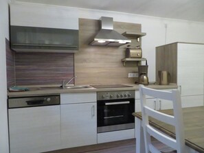 Fridge, microwave, stovetop, dishwasher - Ferienwohnung (Kappel-Grafenhausen)