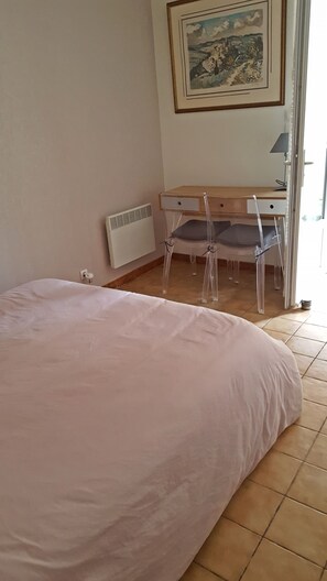 2 slaapkamers, een strijkplank/strijkijzer, internet, rolstoeltoegang