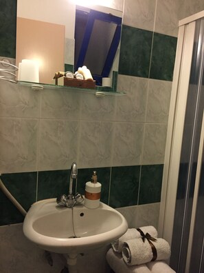 Combined shower/bathtub, hair dryer, towels, soap