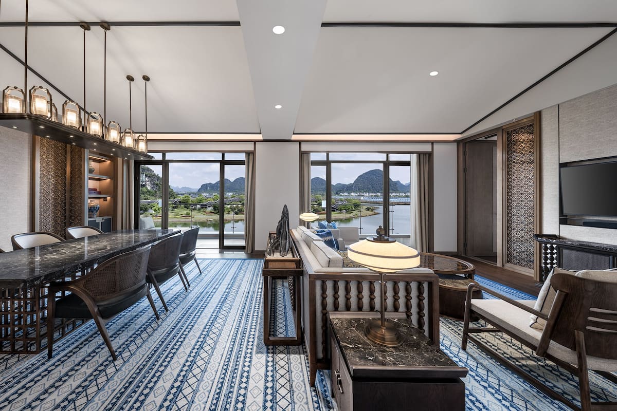 Suite Deluxe, vista al lago (Superior) | Caja de seguridad en la habitación y decoración personalizada