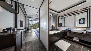 Deluxe King Room - Mountain View | Minibar, in-room safe, individually decorated, desk - Steigenberger Guilin (Guilin)