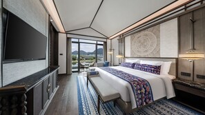 Superior Deluxe Suite - Lake View | Minibar, in-room safe, individually decorated, desk - Steigenberger Guilin (Guilin)