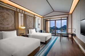 客房内保险箱、特色装修、办公桌、遮光窗帘