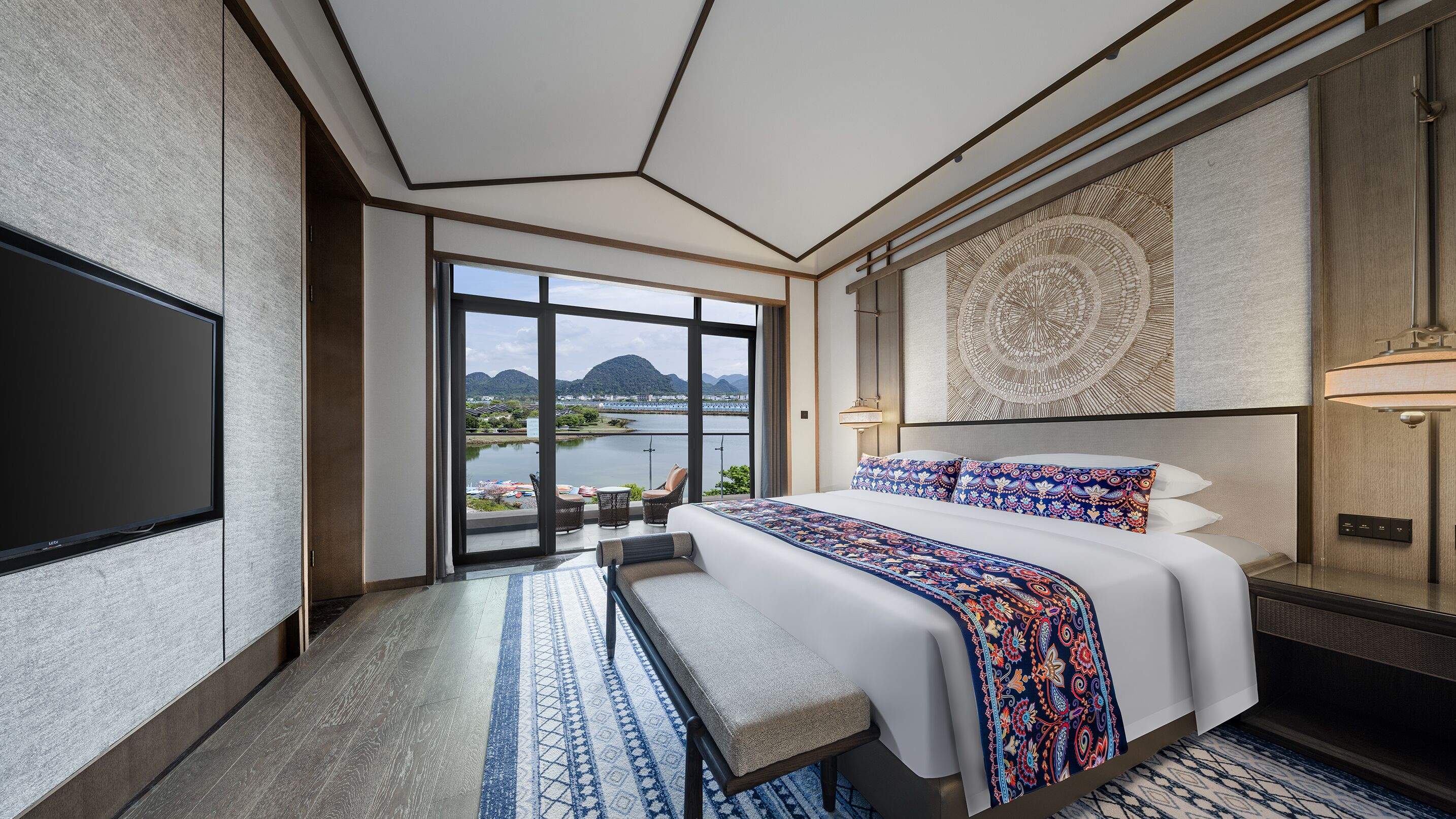 Suite Deluxe, vista al lago | Caja de seguridad en la habitación y decoración personalizada 