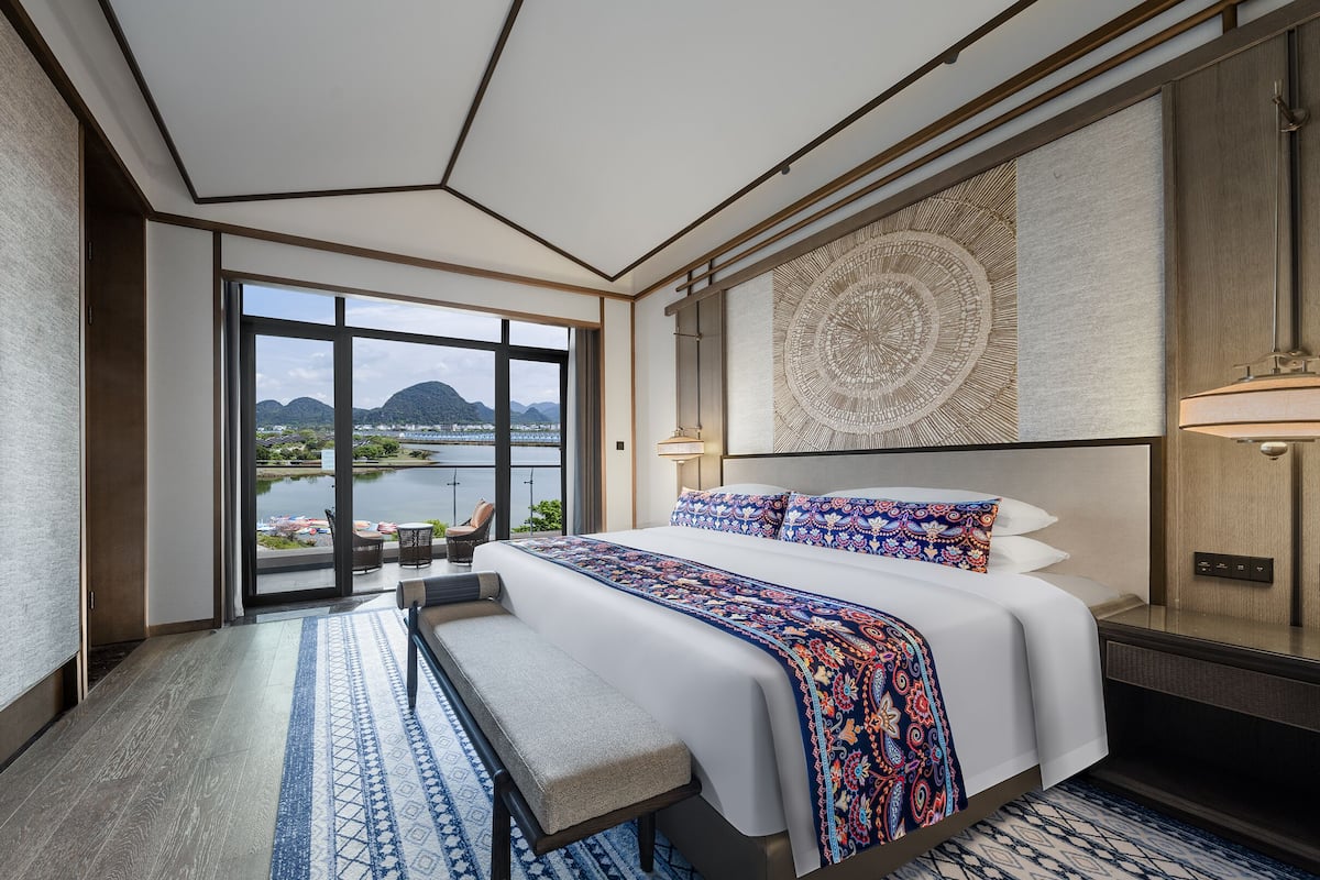 Suite Deluxe, vista al lago | Caja de seguridad en la habitación y decoración personalizada