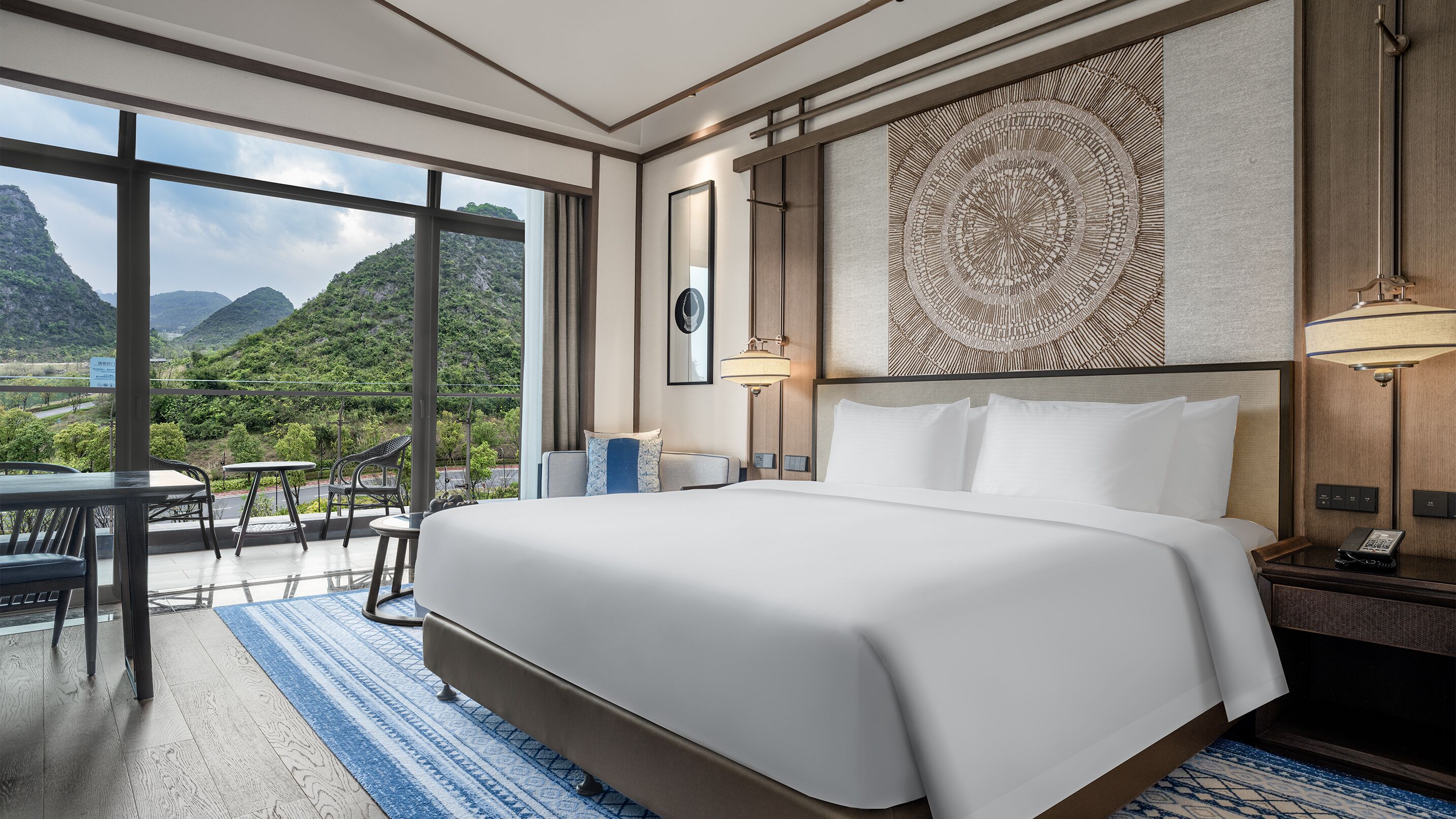 Habitación doble Deluxe, vista a la montaña | Caja de seguridad en la habitación y decoración personalizada 