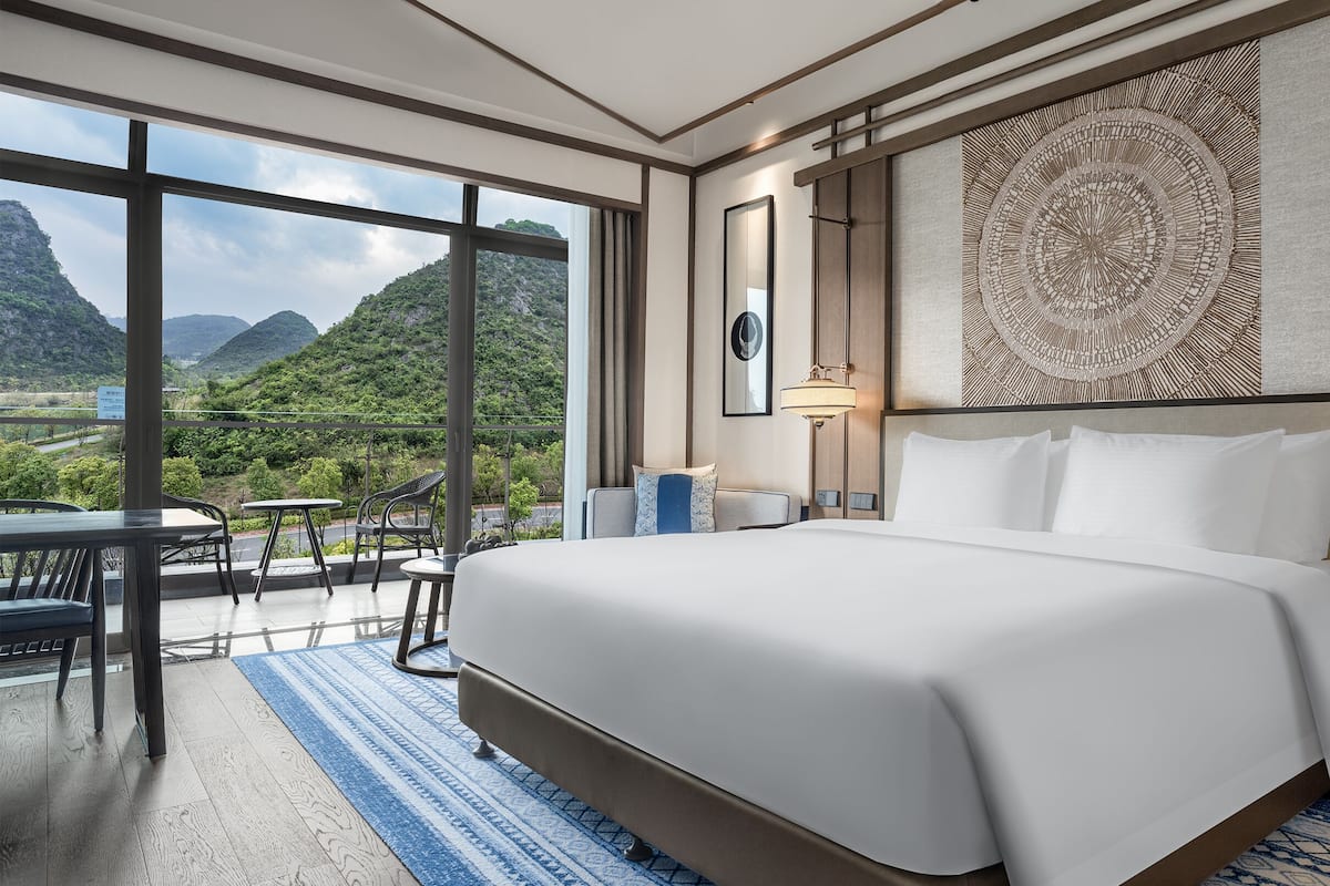 Habitación doble Deluxe, vista a la montaña | Caja de seguridad en la habitación y decoración personalizada