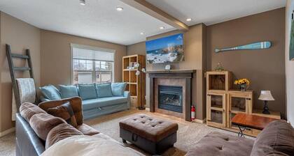 Prairie Oasis | Sleeps 16+ | BBQ, Fireplace & Loft!