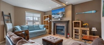 Prairie Oasis | Sleeps 16+ | BBQ, Fireplace & Loft!