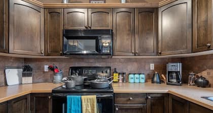 Prairie Oasis | Sleeps 16+ | BBQ, Fireplace & Loft!