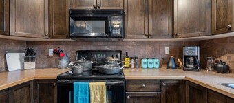 Prairie Oasis | Sleeps 16+ | BBQ, Fireplace & Loft!