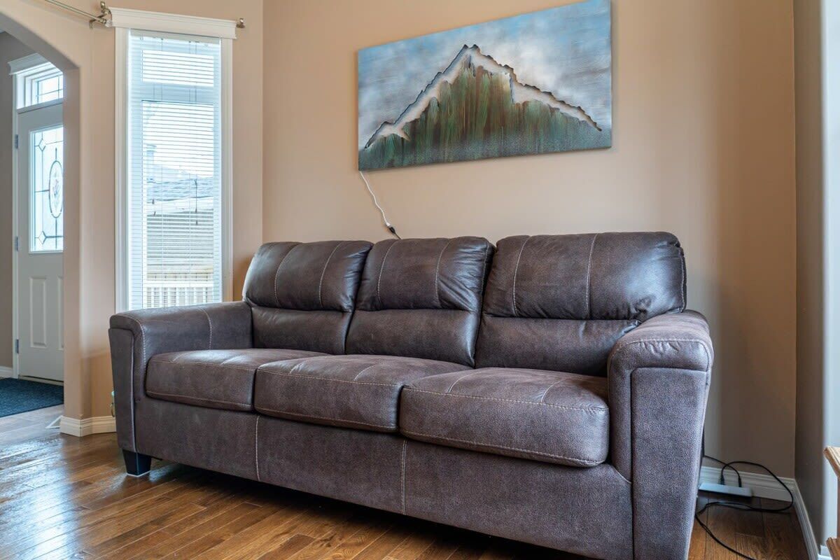 Een televisie, een open haard en een kantoor