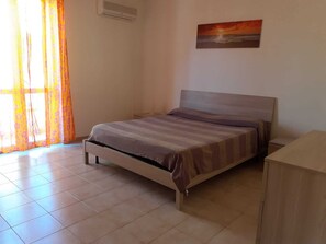 2 habitaciones, cuna de viaje y ropa de cama 