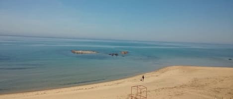 Una spiaggia nelle vicinanze