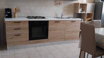 Kühlschrank, Mikrowelle, Ofen, Wasserkocher mit Kaffee-/Teezubehör