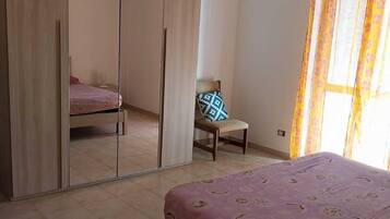 2 Schlafzimmer, Reisekinderbett, Bettwäsche